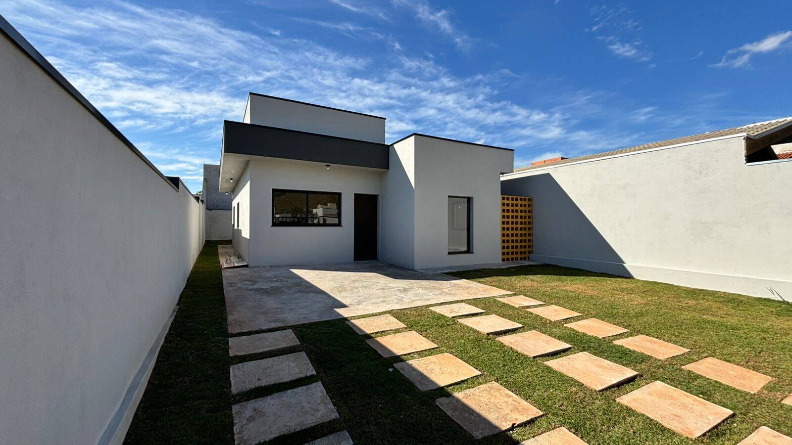 Casa à venda com 3 quartos, 250m² - Foto 1
